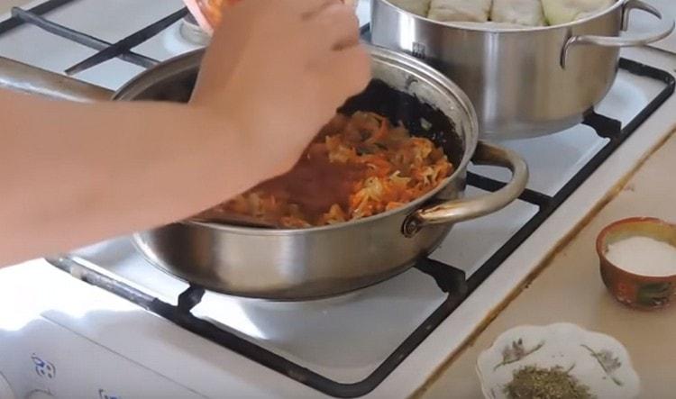 Добавете доматеното пюре, разредено с вода, към зеленчуците в тигана.