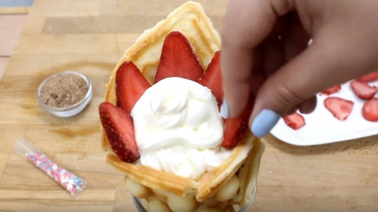 Декорирайте десерта с резенчета ягоди.