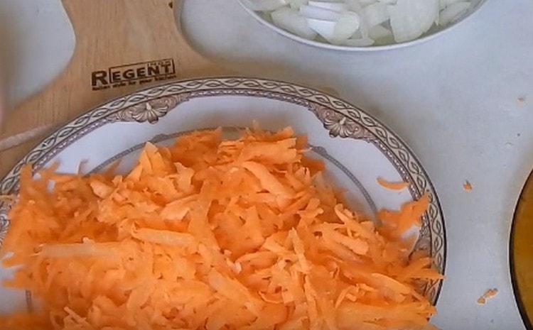 Настържете морковите, ситно нарежете лука.