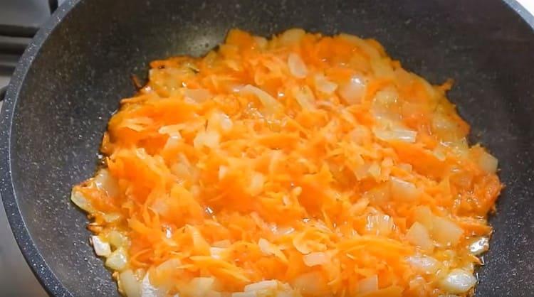 Запържете морковите с лука в растително масло.