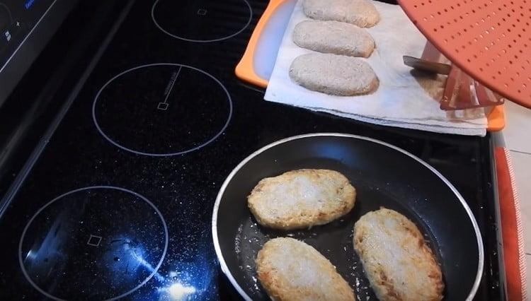 Fry potato pancakes sa magkabilang panig nang dalawang beses.