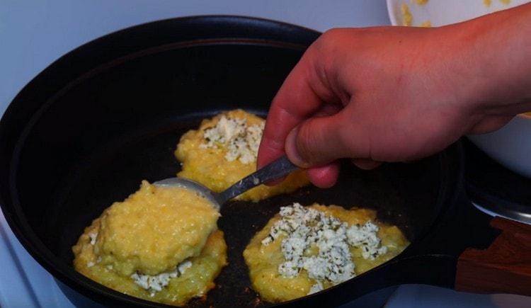 сложете малко сирене с пълнеж върху всеки детайл и го затворете с друга порция картофено тесто.