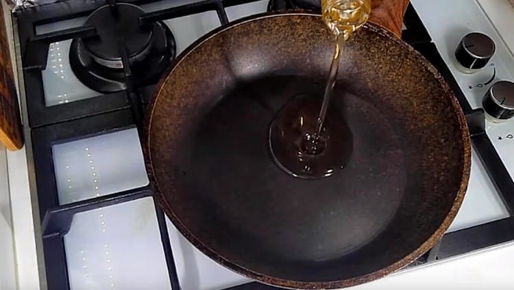 Загрейте тигана с растително масло.