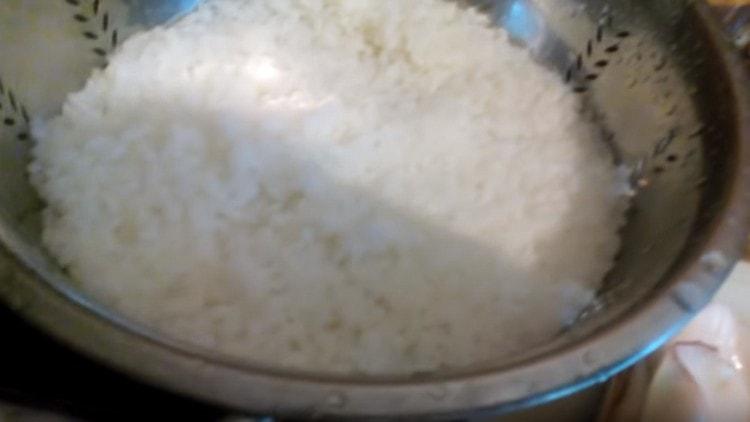 Оризът първо трябва да се свари, а след това да се измие.