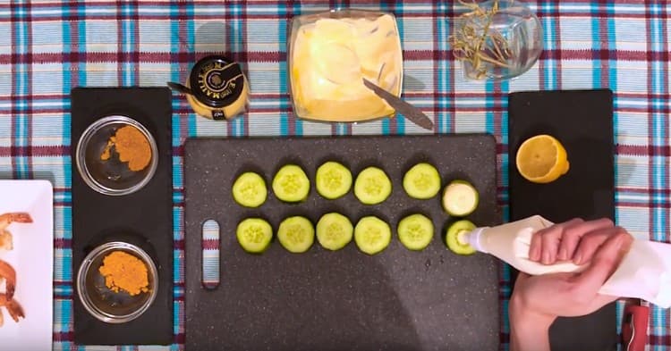 Изстискайте сместа от горчица със заквасена сметана върху всеки кръг краставица.