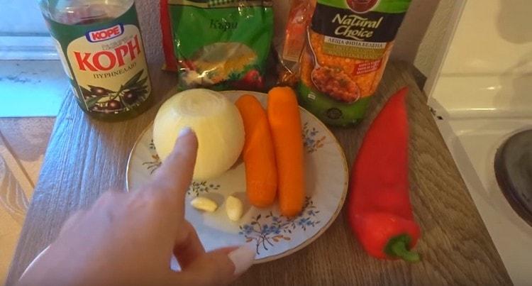 На ренде разтриваме лука и морковите.