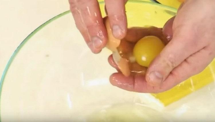 Разделяме яйцата на белтъци и жълтъци.