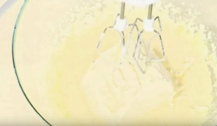 Сложете сиренето маскарпоне в жълтъчната маса и разбийте отново.