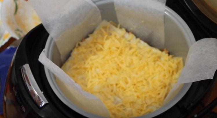 Поръсете събраното ястие със сирене.