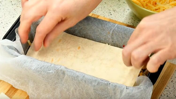 Покрийте слоя сирене с лаваша и повторете слоевете.