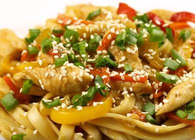 Masarap na wok noodles na may manok: lutuin ayon sa isang hakbang-hakbang na recipe gamit ang isang larawan.