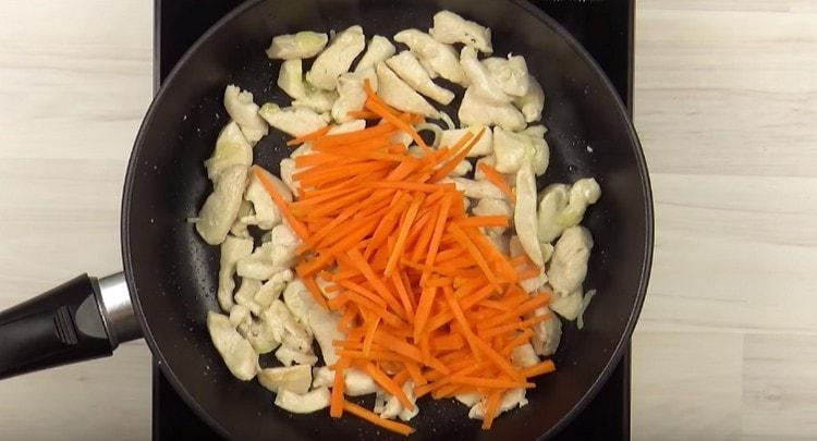 На следващо място, добавете моркови в тигана.