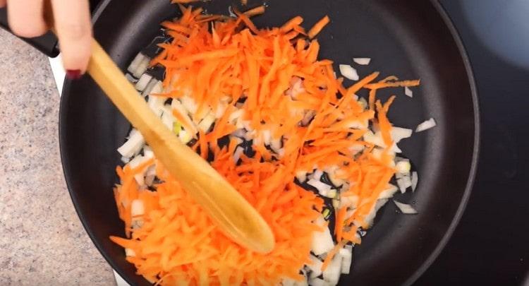 Запържете лука с морковите.