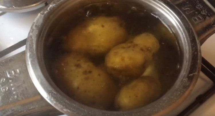 Vaříme plátky brambor.