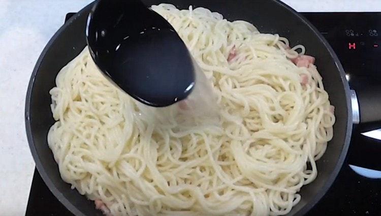 Добавете вода към пастата, в която са сготвени спагети.