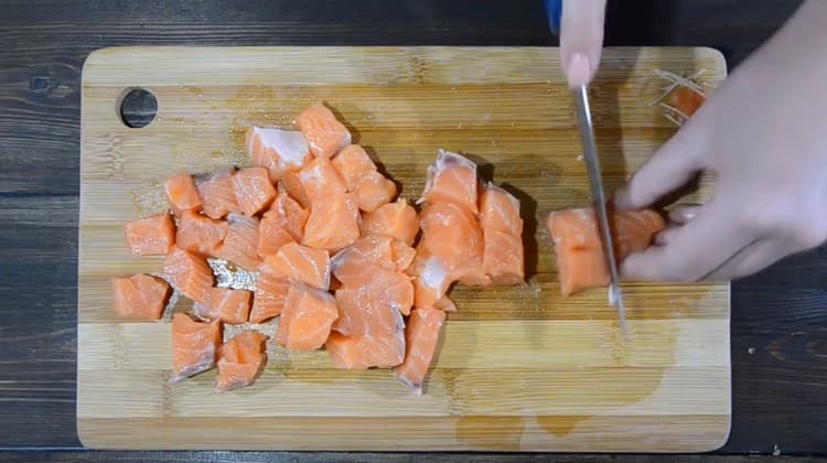 Нарежете филето с червена риба.