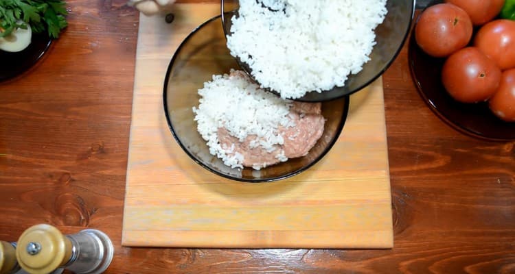 смесете каймата с ориз.