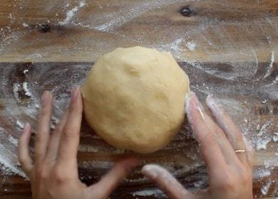 Valmistamme happea kermaviipaloitua leivonnaista vaiheittaisen kuvan reseptin mukaisesti.