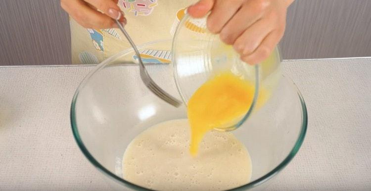 Разбийте яйцето отделно и го изсипете в тесто.