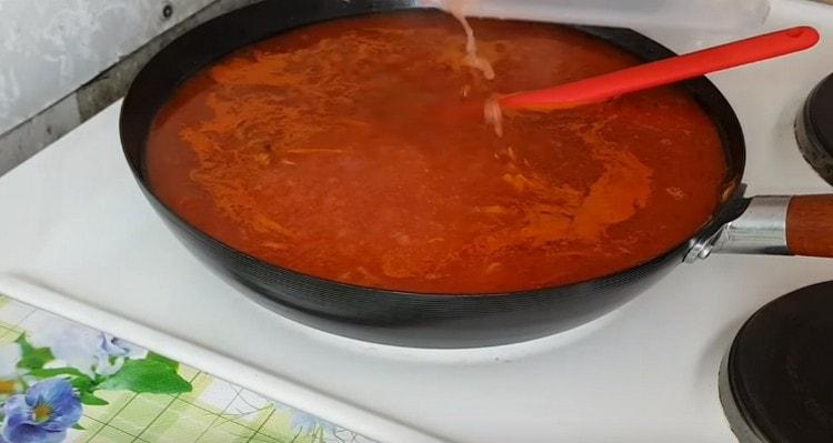 Lisää tomaattimehu jäljellä olevaan kastikkeeseen.