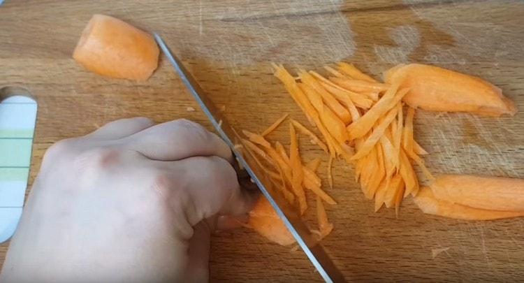 leikkaa porkkanat ohuiksi nauhoiksi