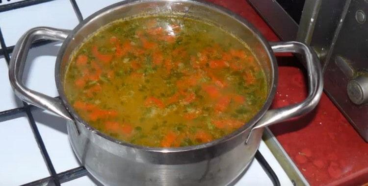 В почти готова постна супа с боб добавете нарязана зелена.