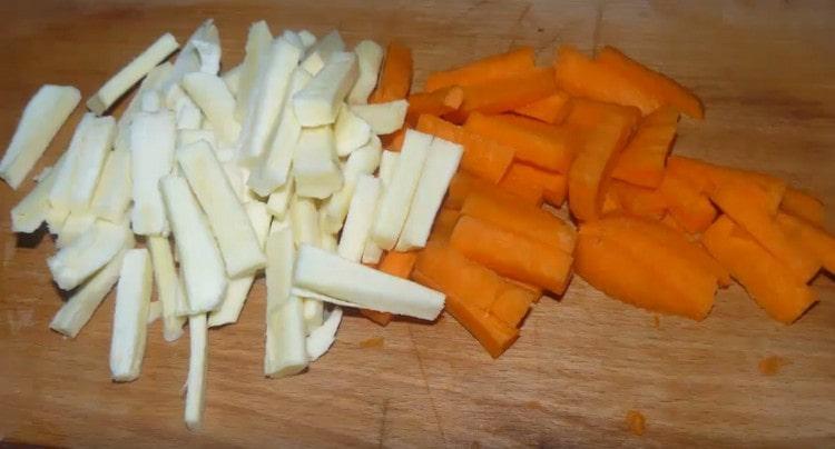 три пащърнак и моркови на ренде или нарязани на ивици.