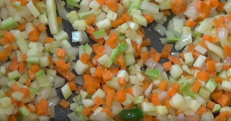 Добавете всички нарязани зеленчуци в тигана.