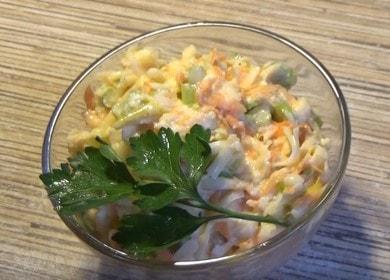 Naghahanda kami ng isang banayad na salad na may kintsay ayon sa isang sunud-sunod na recipe na may isang larawan.