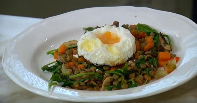 Сложете салатата с леща върху чиния за сервиране и украсете с яйце отгоре.