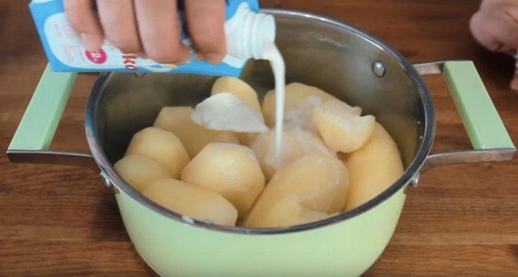 Добавете маслото и сметаната към варените картофи.