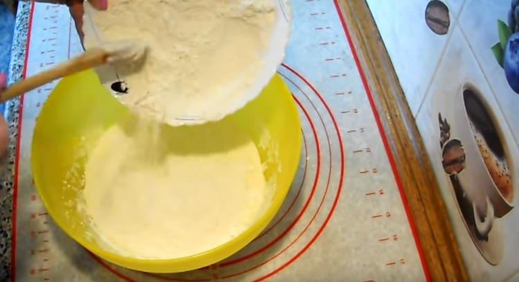 На порции слагаме брашно в тестото.