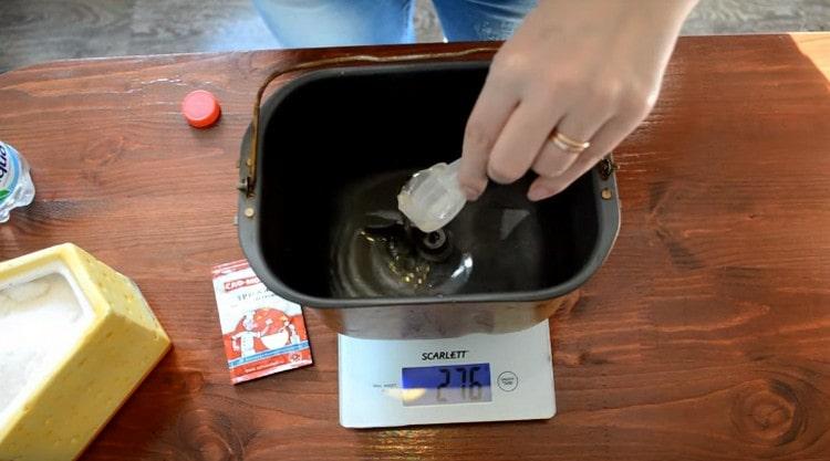 Налейте вода в кофа на машина за хляб, добавете сол и растително масло.