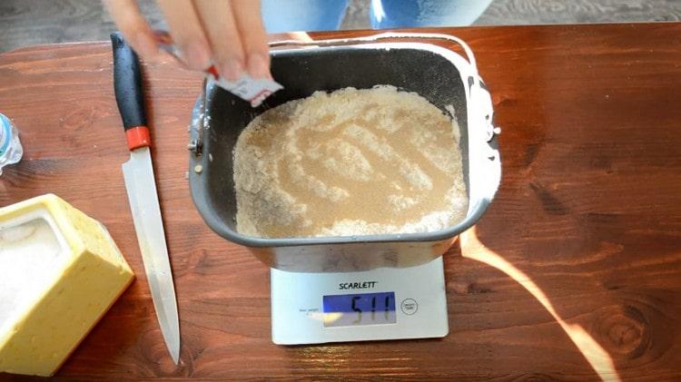 Изсипете високоскоростна мая върху брашното и включете съответната програма на машината за хляб.