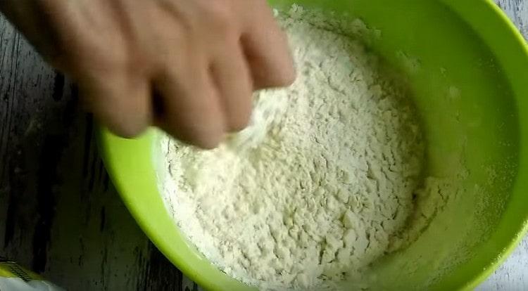 Пресейте брашно в тесто, разбъркайте.