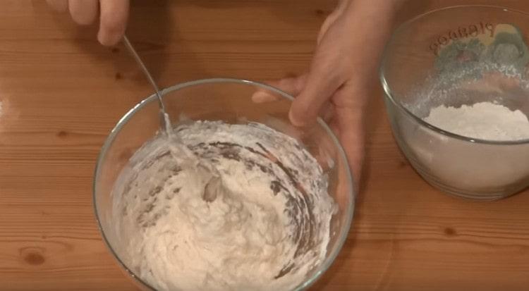 Замесете тестото, постепенно добавете брашното.