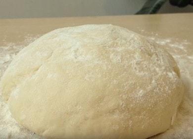 Приготвяме меко тънко тесто за пица по стъпка по стъпка рецепта със снимка.