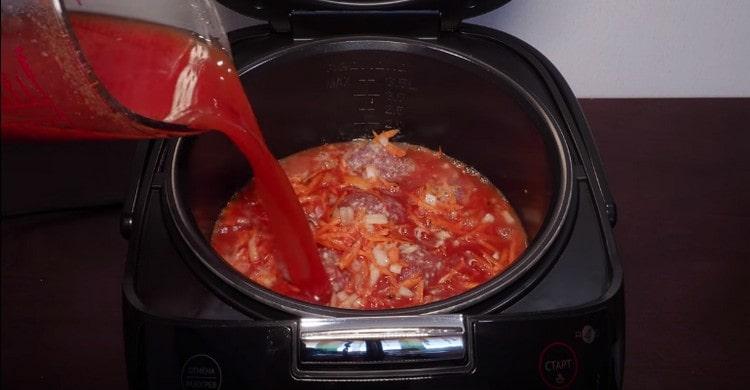 Изсипете съдържанието на мултиварка със смес от вода и брашно, както и доматен сос.