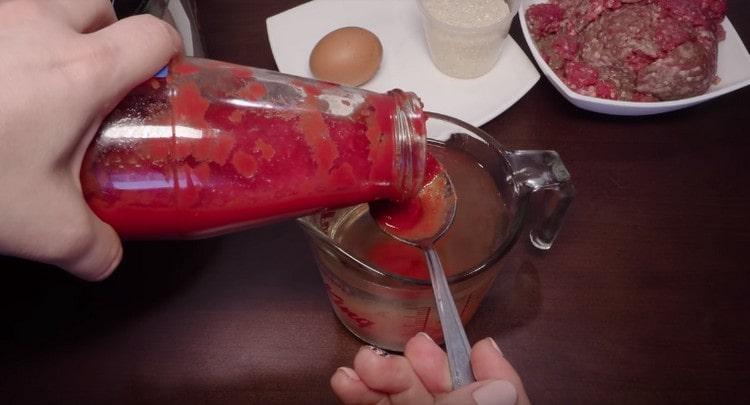 Развъждаме доматен сос във вода.