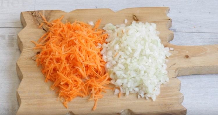 настържете морковите, нарежете ситно лука.
