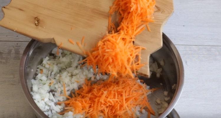 Запържете лука и морковите в тиган.