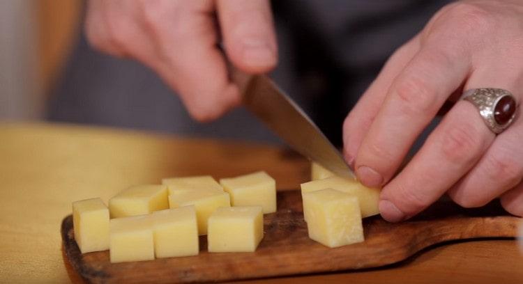 Нарежете твърдото сирене.