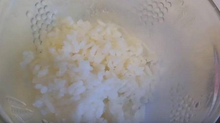 Оставете сварения ориз да изстине.