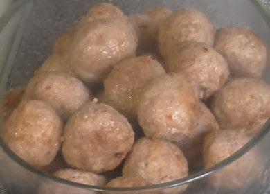 Pagluluto ng masarap na meatballs: isang klasikong recipe na may mga hakbang-hakbang na mga larawan.