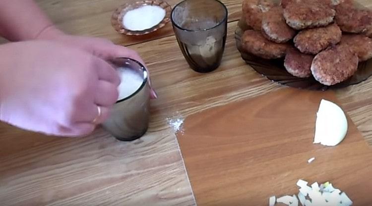 Разтворете брашно и малко сол във вода.