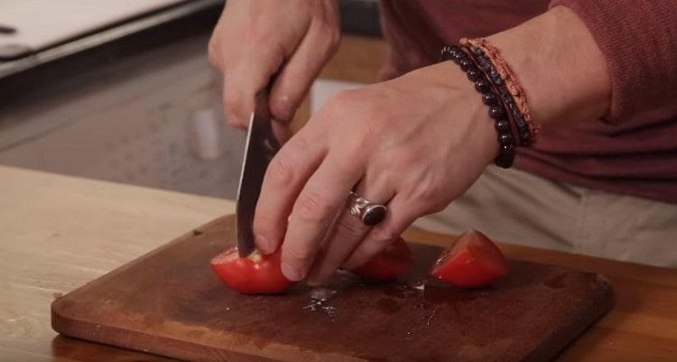 Lisää pannulle 4 osaan leikattu tomaatti.