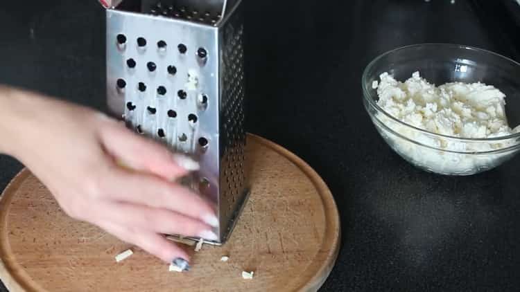 Готвене на сирене вафли в машина за готвене
