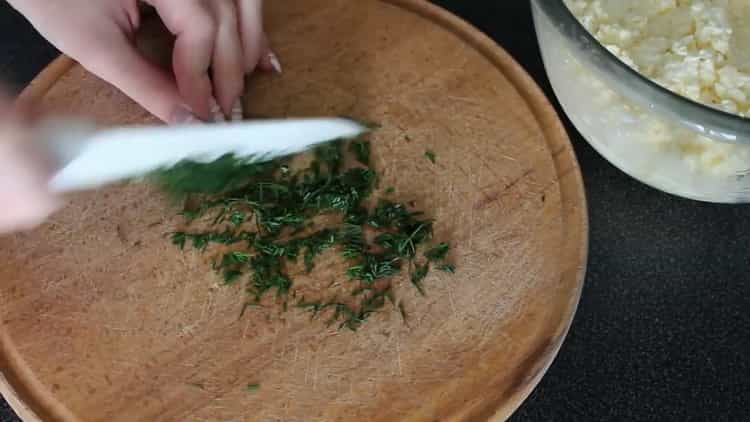 За да направите сирене вафли в вафлено желязо, нарежете зелените
