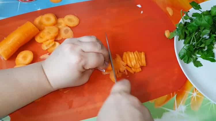 За морковите нарежете морковите