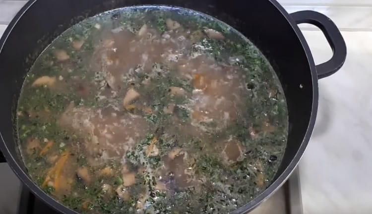 гответе супата още няколко минути, изключете я и я оставете да вари.
